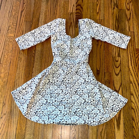 Hollister Dresses & Skirts - Small Flower Dress